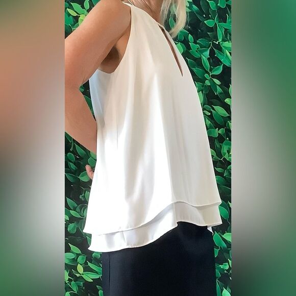🤍 Banana Republic White Split Back Sleeveless Blouse – Size M - Picture 3 of 8